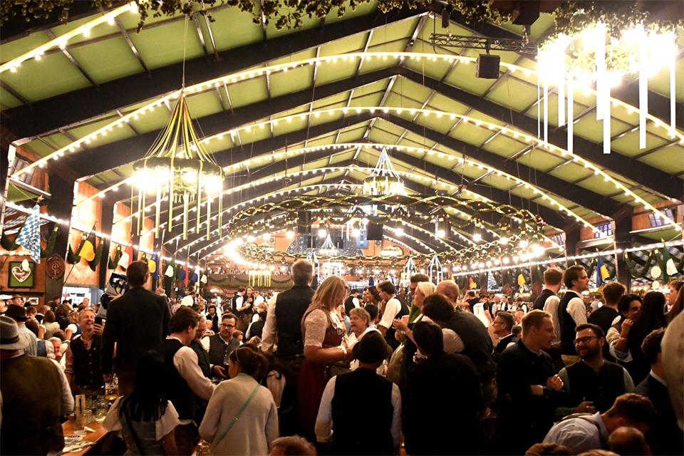Oktoberfestbesucher feiern in der Augustiner Festhalle.Felix Hörhager/dpa