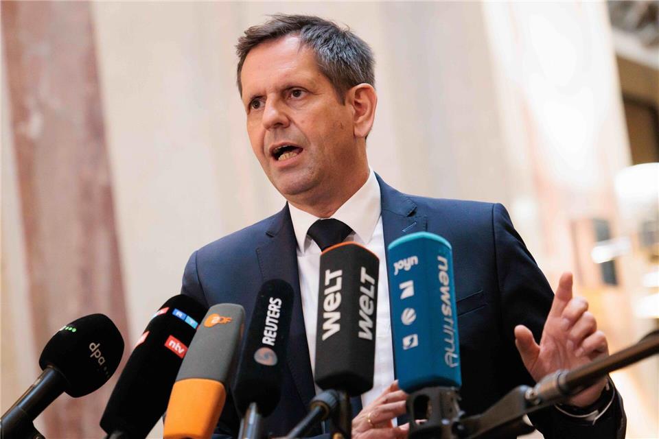 Olaf Lies (SPD), Ministerpräsident von Niedersachsen, gibt ein Statement während der Sitzung des Bundesrates.Carsten Koall/dpa