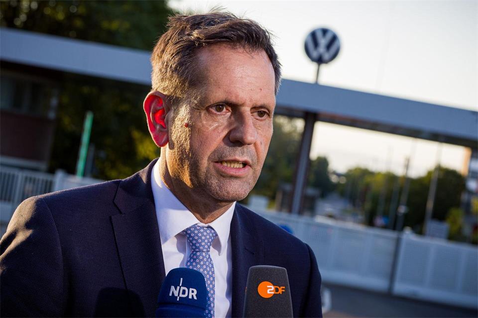 Olaf Lies (SPD), Ministerpräsident von Niedersachsen, will sich im VW-Werk Hannover über die aktuelle Stimmung informieren. (Archivbild)Moritz Frankenberg/dpa