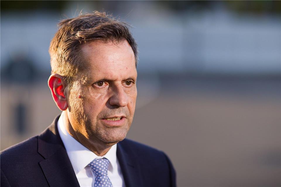 Olaf Lies (SPD) sprach sich nicht grundsätzlich gegen eine längere Lebensarbeitszeit aus. Er sei überzeugt, dass der Vorschlag der Rentenkommission im Kern umgesetzt werde. (Archivbild)Moritz Frankenberg/dpa