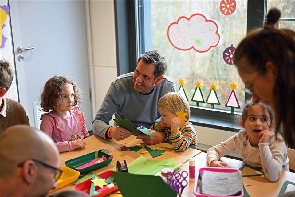 Olaf Lies bastelte mit den Kindern Weihnachtsdekoration.Shireen Broszies/dpa