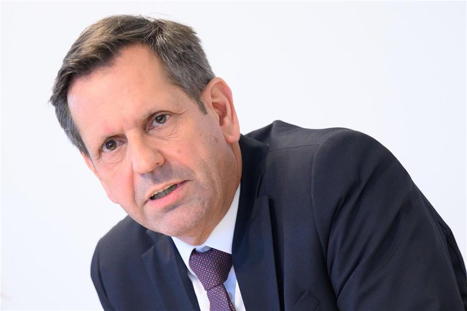 Olaf Lies fordert mehr Unterstützung für den Elektro-Hochlauf statt neuer Diskussion um ein Verbrenner-Verbot. (Archivfoto)Julian Stratenschulte/dpa