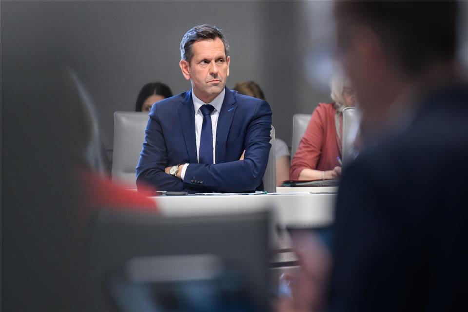 Olaf Lies sieht unter anderem gewaltverherrlichende Inhalte in den sozialen Medien als Gefahr für Kinder. (Archivbild)Julian Stratenschulte/dpa