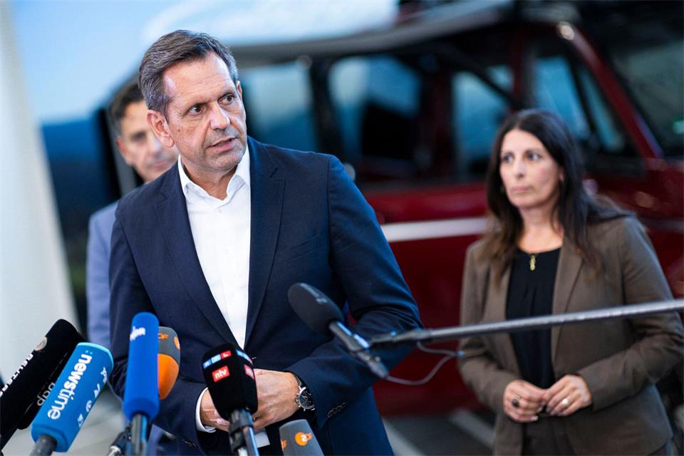 Olaf Lies (vorne) bei VW in Hannover. Das VW-Gesetz sichert dem Land Niedersachsen als Großaktionär besonderen Einfluss auf Volkswagen. Michael Matthey/dpa