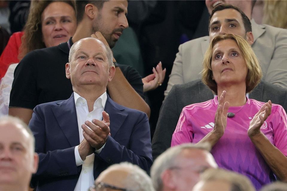 Olaf Scholz war mit seiner Frau Britta Ernst auch beim Achtelfinale gegen Dänemark im Stadion.