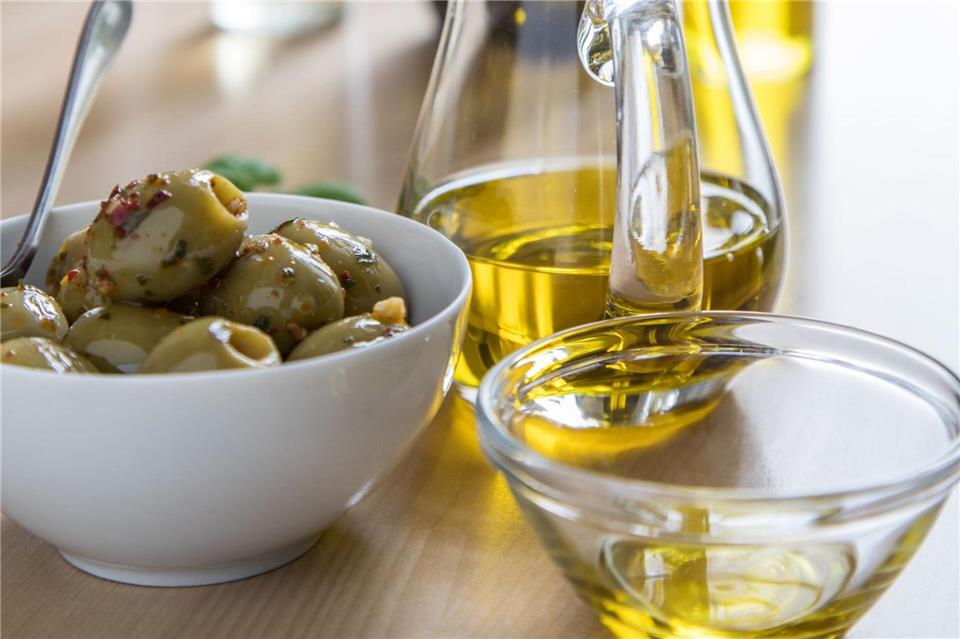 Olivenöl gilt als Multitalent, schmeckt zu Blatt- oder Kartoffelsalat, geschmortem Gemüse, Fleisch oder Antipasti. Ist es kaltgepresst nativ, eignet es sich auch zum Braten und Frittieren bis 175 Grad.picture alliance / dpa Themendienst