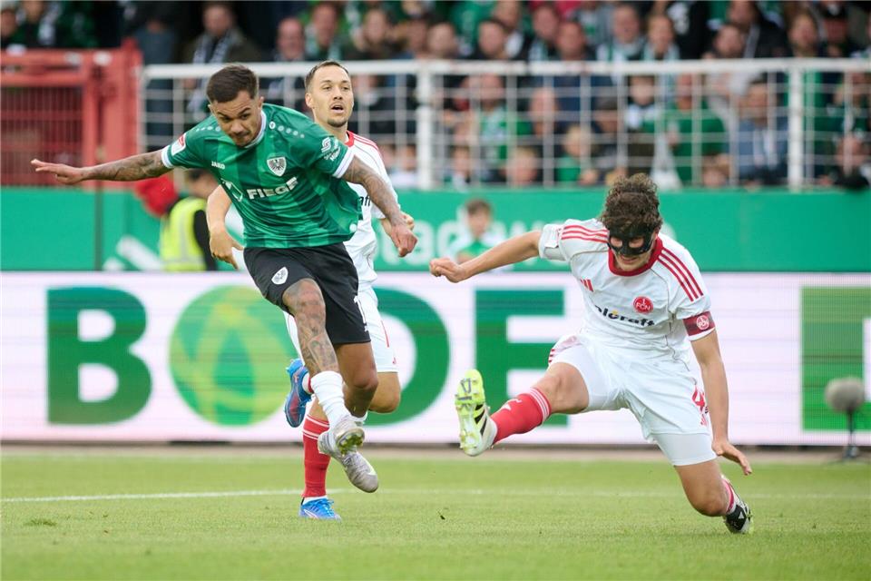 Oliver Batista Meier erzielt Münsters 1:0 - Nürnbergs Kapitän und Abwehrchef Fabio Gruber ist machtlos.Bernd Thissen/dpa