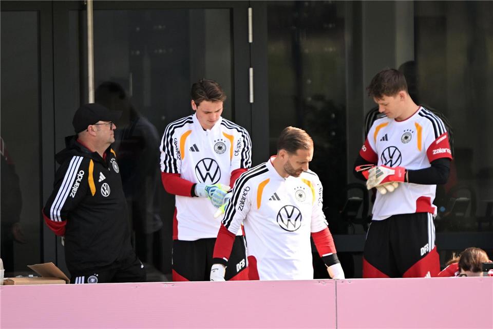 Oliver Baumann (M) bereitet sich mit Jonas Urbig (2.v.l) und Alexander Nübel (r) auf das Training vor. Federico Gambarini/dpa