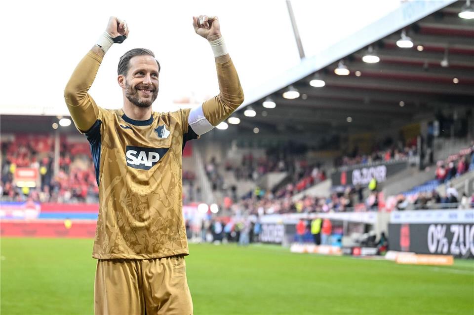 Oliver Baumann kann in Augsburg auf seinen 518. Bundesligaeinsatz kommen und würde damit in die Top 10 vorrücken. (Archivbild) Harry Langer/dpa