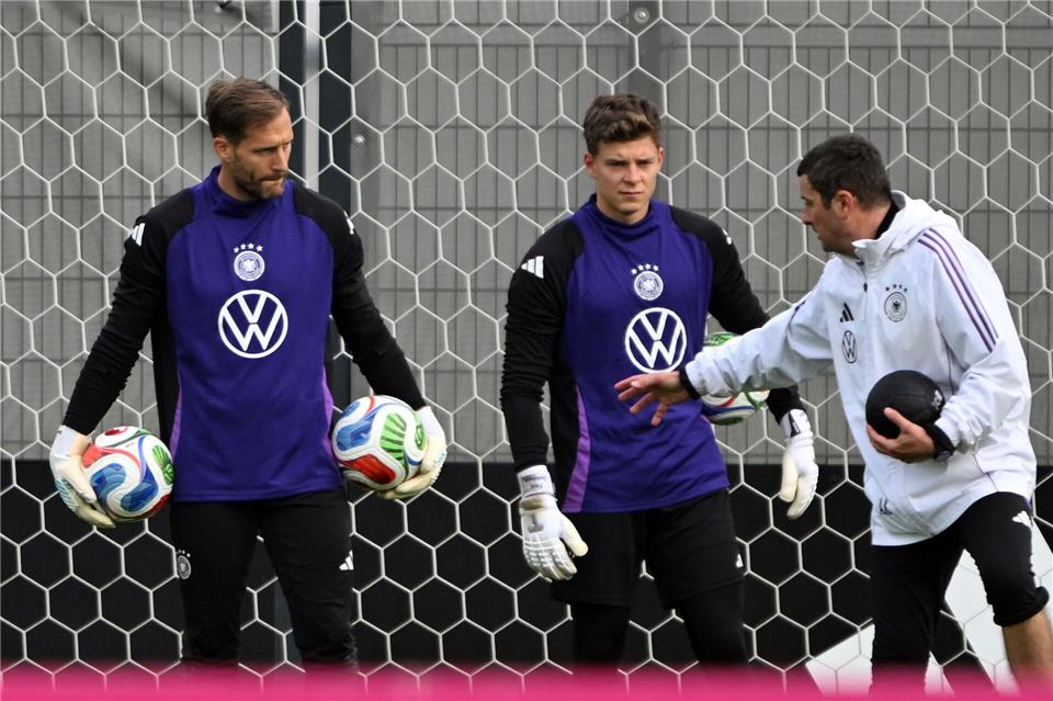 Oliver Baumann (l.) hört Torwart-Trainer Andreas Kronenberg aufmerksam zu. Federico Gambarini/dpa