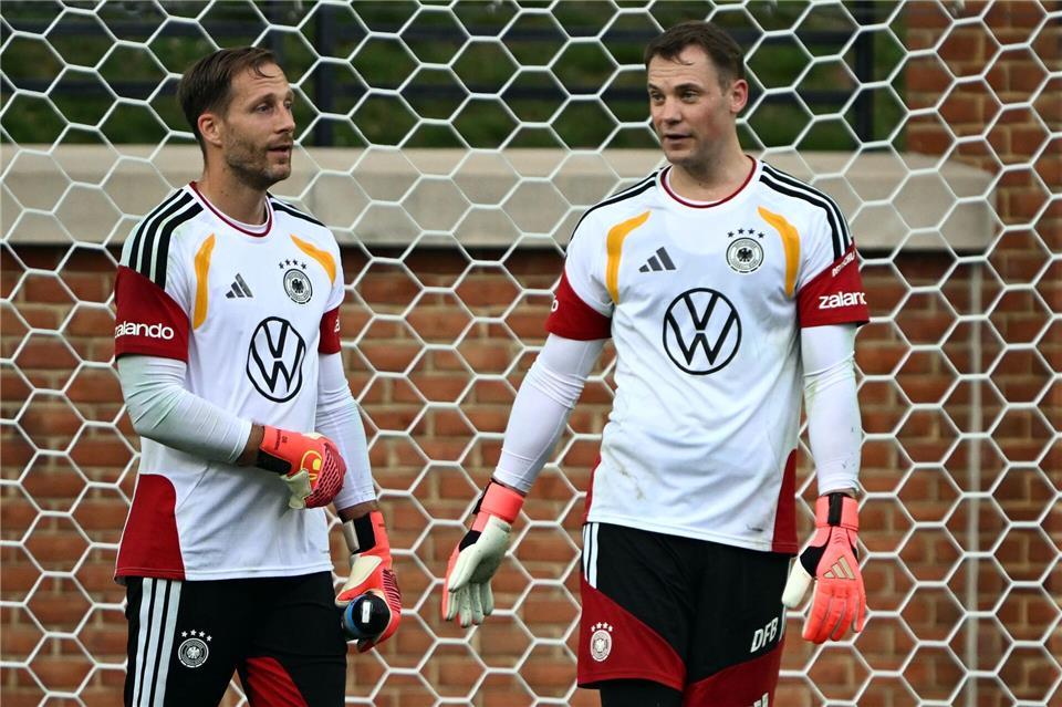 Oliver Baumann (l.) und Mauel Neuer (r.) beim Training der Nationalmannschaft. Federico Gambarini/dpa