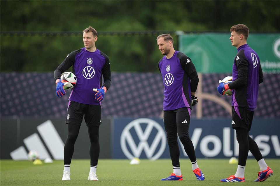 Oliver Baumann (m) ist die aktuelle Nummer 1 im DFB-Tor. (Archivbild)Christian Charisius/dpa