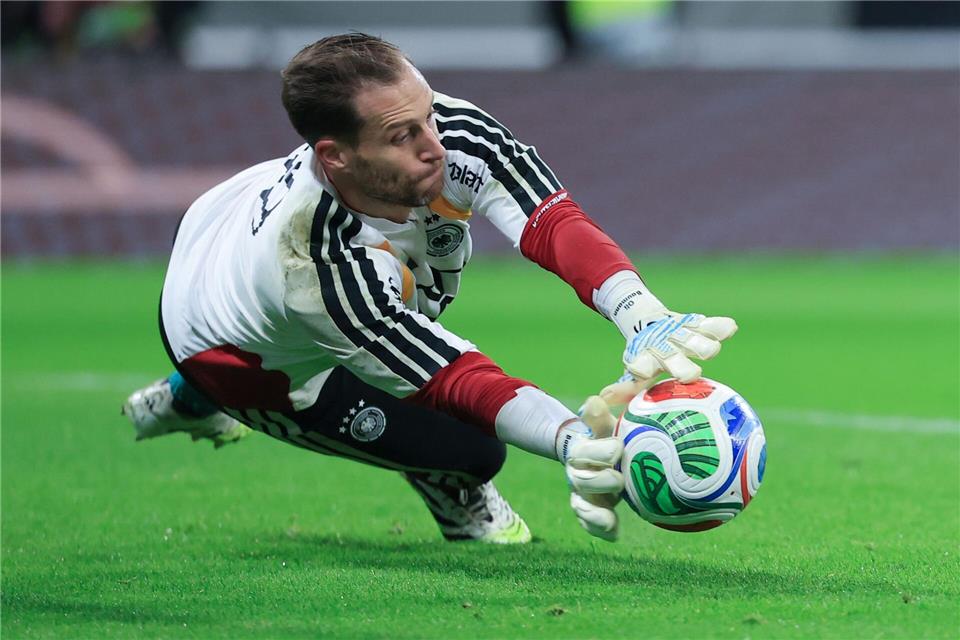 Oliver Baumann pariert beim Aufwärmtraining einen Ball. (Archivbild)Jan Woitas/dpa