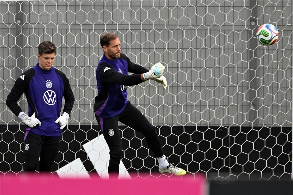Neuer-Debatte ohne Wirkung: Baumann bereit für Heimspiel Oliver Baumann (r.) faustet einen Ball.Federico Gambarini/dpa