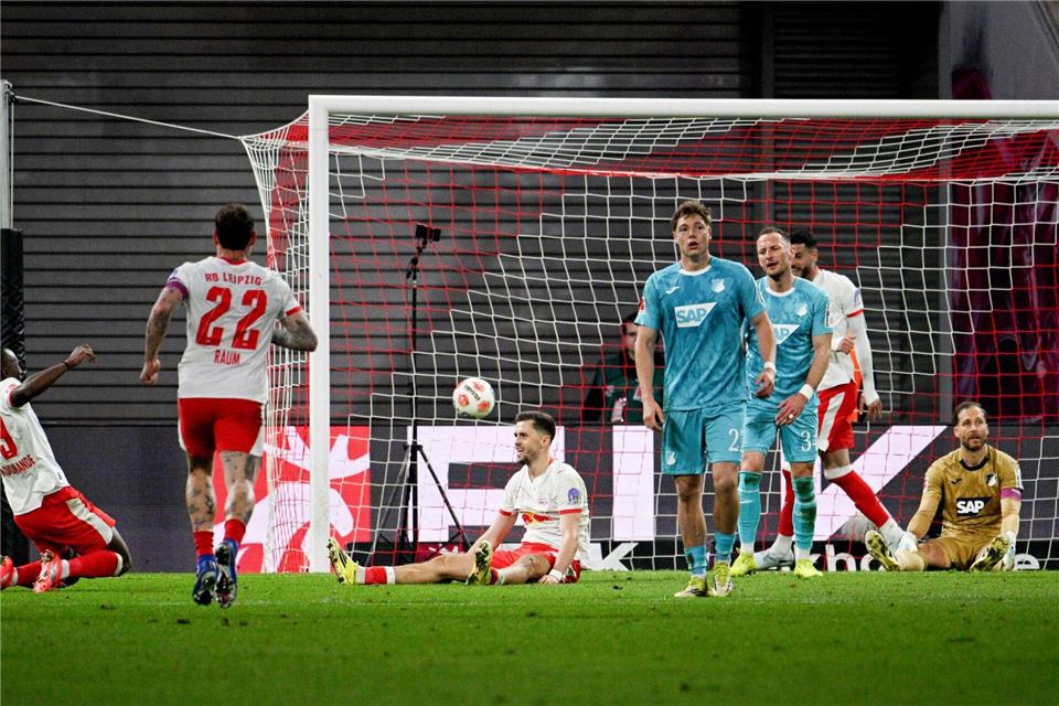 Oliver Baumann sitzt nach einem Gegentor in Leipzig enttäuscht auf dem Rasen. Julius Frick/dpa