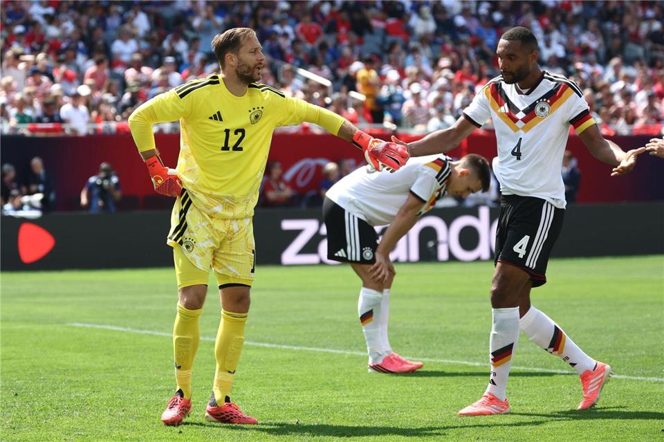Oliver Baumann und Jonathan Tah klatschen sich im Spiel gegen die USA ab. Christian Charisius/dpa