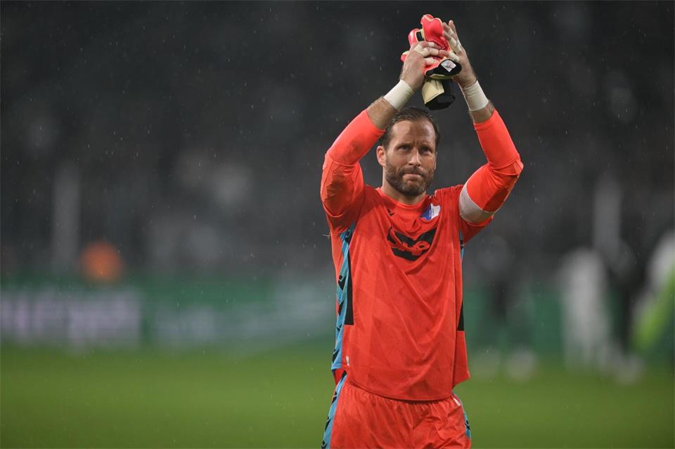 Oliver Baumann und die TSG Hoffenheim sind am Donnerstag gegen Olympique Lyon gefordert. Fabian Strauch/dpa
