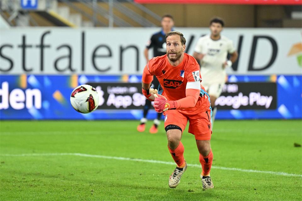Oliver Baumann verlor am Sonntag mit Hoffenheim in Paderborn.Swen Pförtner/dpa