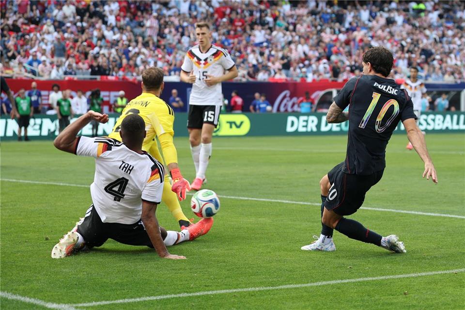 Oliver Baumann wehrt einen Schuss von Christian Pulisic (r) ab. Links Jonathan Tah. Christian Charisius/dpa