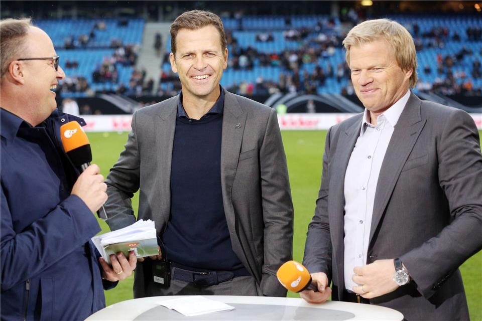 Oliver Bierhoff (M.) und Oliver Kahn (r) zählen die deutsche Mannschaft nicht zu den WM-Titelkandidaten. (Archivbild)picture alliance / dpa