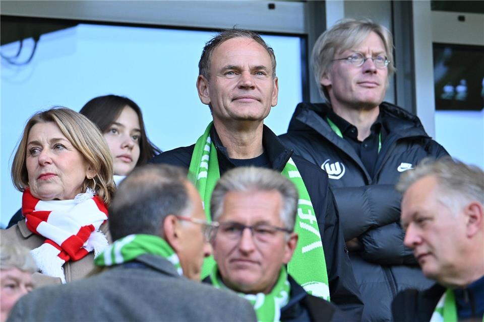 Oliver Blume (M), Vorstandsvorsitzender der Volkswagen AG, steht bei einem Spiel des VfL Wolfsburg auf der Tribüne. (Archivbild)Swen Pförtner/dpa