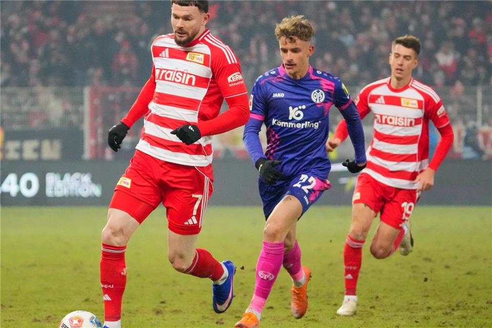 Oliver Burke (l.) soll für Union Berlin in Mönchengladbach stürmen, Janik Haberer (r.) hofft noch auf einen Einsatz. (Archivbild) Soeren Stache/dpa