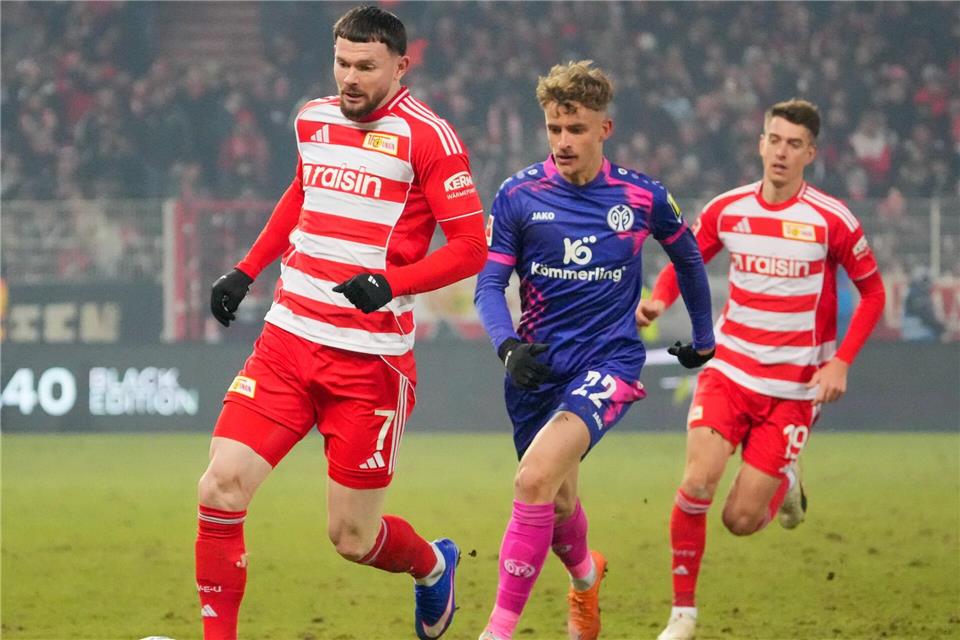 Oliver Burke (l.) soll für Union Berlin in Mönchengladbach stürmen, Janik Haberer (r.) hofft noch auf einen Einsatz. (Archivbild) Soeren Stache/dpa