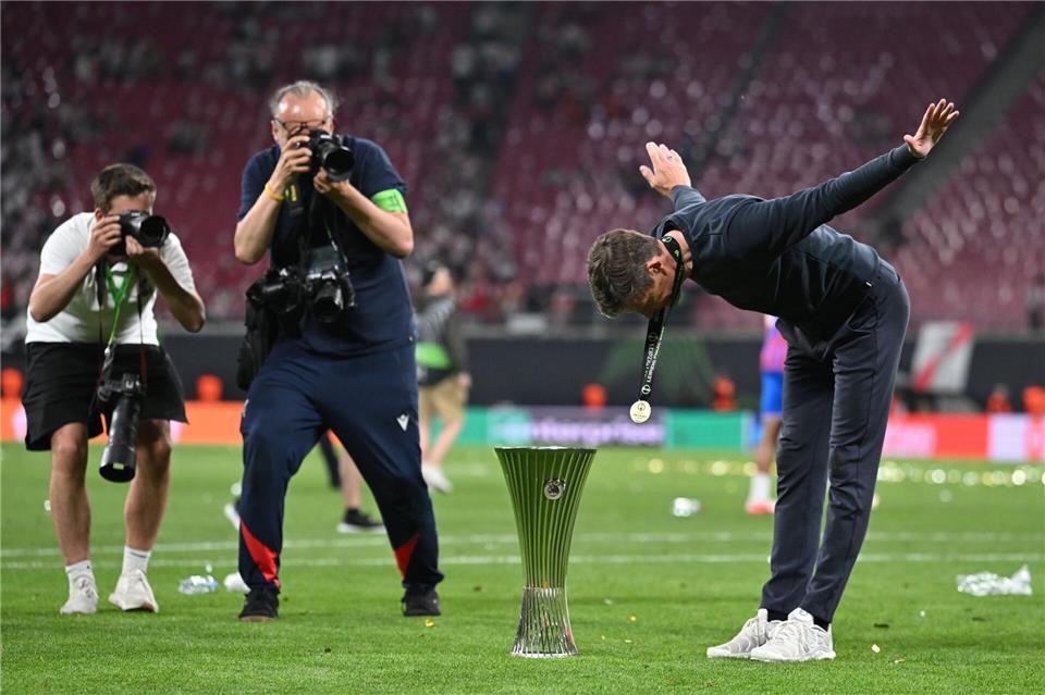 Oliver Glasner verneigt sich vor den Fans von Crystal Palace.Robert Michael/dpa