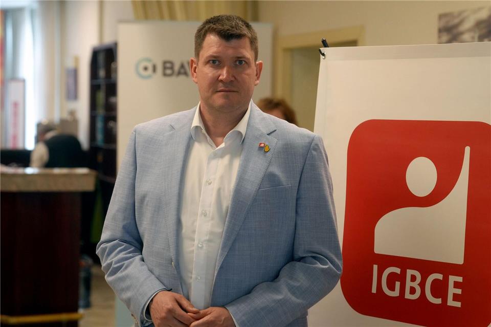 Oliver Heinrich, Verhandlungsführer der IG BCE, sieht nun die Unternehmen in der Pflicht (Archivbild)Thomas Frey/dpa