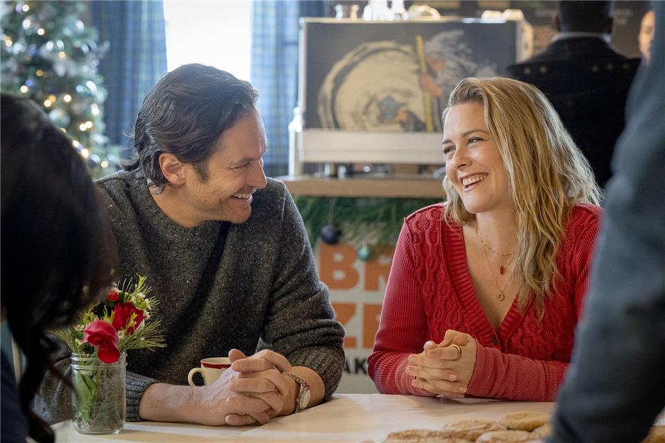 Oliver Hudson als Everett und Alicia Silverstone als Kate im neuen Netflix-Weihnachtsfilm „A Merry Little Ex-Mas“. (Start am 12. November)Amanda Matlovich/ Netflix/dpa
