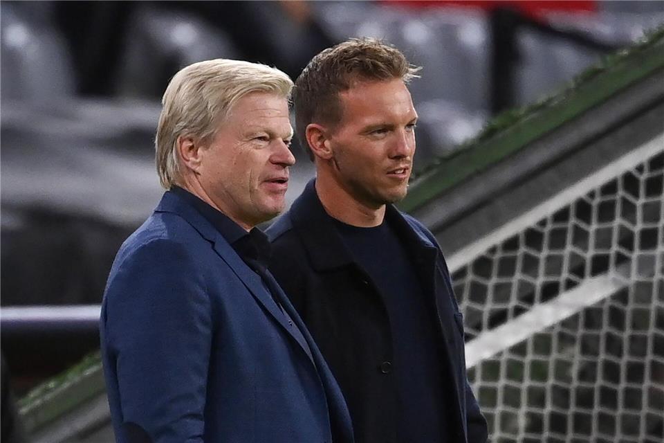Oliver Kahn (l) mit Bundestrainer Julian Nagelsmann. (Archivbild)Sven Hoppe/dpa