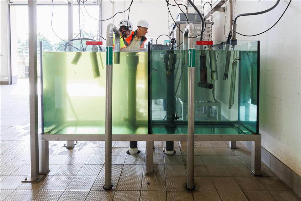 Oliver Lukas, Betriebsleiter der Kläranlage (links) und Mathias Stief, Abteilungsleiter Abwasser der Stadtwerke Mörfelden-Walldorf, nehmen Wasserproben.Lando Hass/dpa