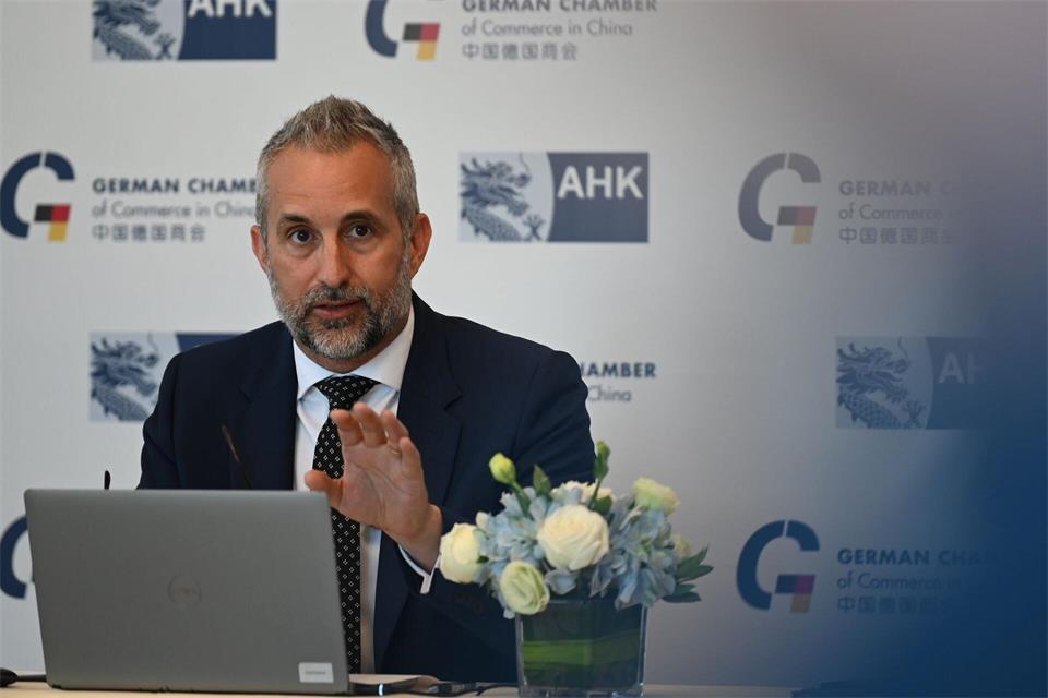 Oliver Oehms von der AHK China hofft auf den Dialog zwischen der EU und China. (Archivbild)Johannes Neudecker/dpa