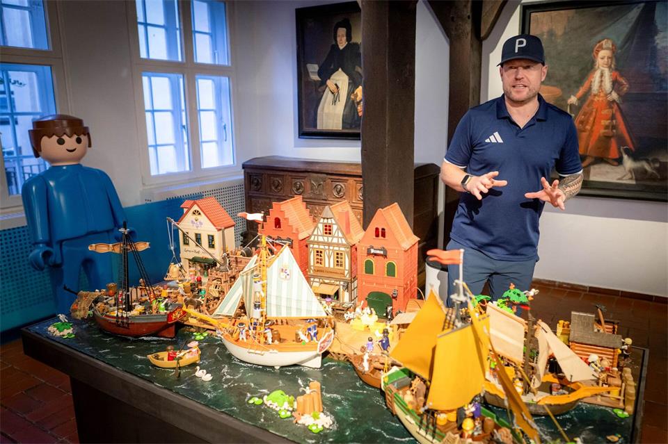 Oliver Schaffer hat die historische Bremer Schlacht an der Weser mit Playmobil nachgestellt. Sina Schuldt/dpa