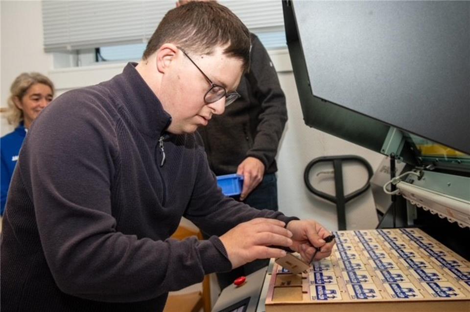 Oliver Stenzel bedient den Drucker mit dem die verschiedenen Farbschichten auf der Medaille angebracht werden.