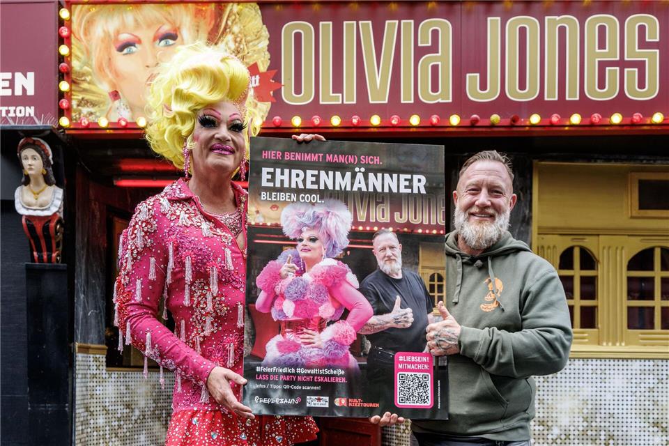 Olivia Jones und Türsteher Fabian Zahrt zeigen eines der neuen Plakate.Markus Scholz/dpa
