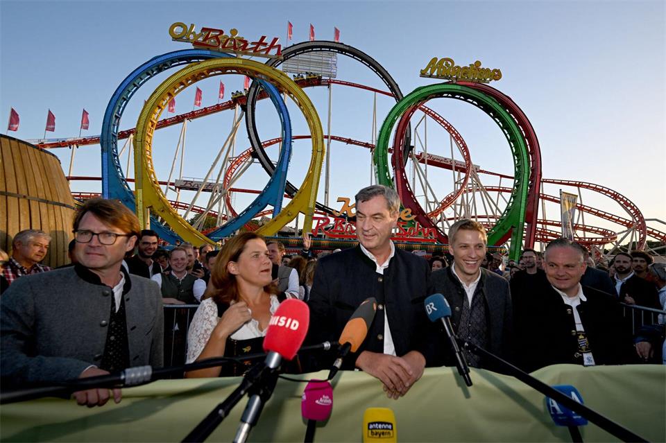 „Olympia Looping“ zur Feier des wichtigen Schritts zu Olympiastadt.Felix Hörhager/dpa