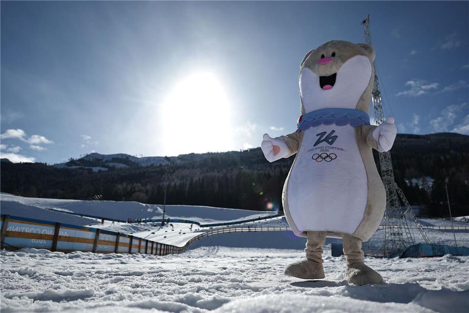 Olympia-Maskottchen Tina präsentiert sich im Langlaufstadion von Val di FiemmeDaniel Karmann/dpa