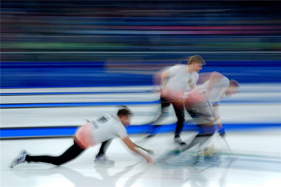 Olympia, Olympische Winterspiele Mailand Cortina 2026, Curling, Männer, Vorrunde, Tschechien - Deutschland, Spieltag 9, das deutsche Team spielt einen Stein (l-r) Marc Muskatewitz, Johannes Scheuerl und Felix Messenzehl.Michael Kappeler/dpa
