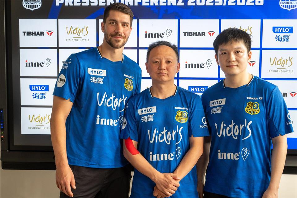 Olympiasieger Fan Zhandong (r) beim 1. FC Saarbrücken zusammen mit Trainer Wang Zhi (M) und seinem Teamkollegen Patrick Franziska. Harald Tittel/dpa