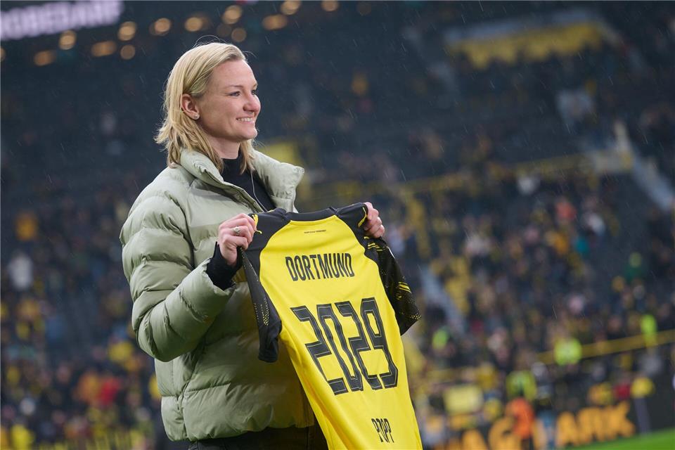 Olympiasiegerin Alexandra Popp spielt nächste Saison mit den BVB-Frauen in der dritten Liga. (Archivbild) Bernd Thissen/dpa