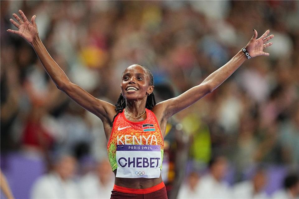 Olympiasiegerin Beatrice Chebet blieb über 5.000 Meter als erste Frau unter 14 Minuten.Michael Kappeler/dpa