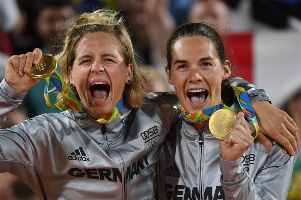 Olympiasiegerin! Gemeinsam mit Laura Ludwig gewann Kira Walkenhorst (rechts) in Rio de Janeiro die Goldmedaille im Beachvolleyball – das ist genau zehn Jahre her.
