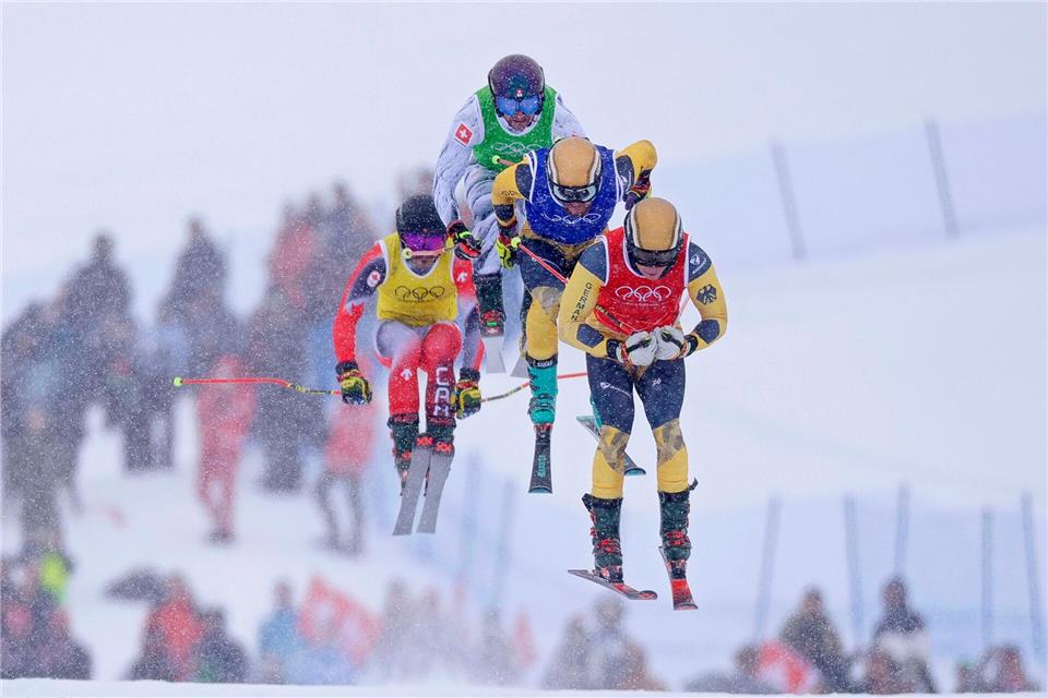 Olympische Winterspiele 2026 - Ski Freestyle, Ski Cross, Männer, Achtelfinale, Florian Wilmsmann (vorne r, Deutschland) und Cornel Renn (2.v.r, Deutschland) in Aktion. Oliver Weiken/dpa