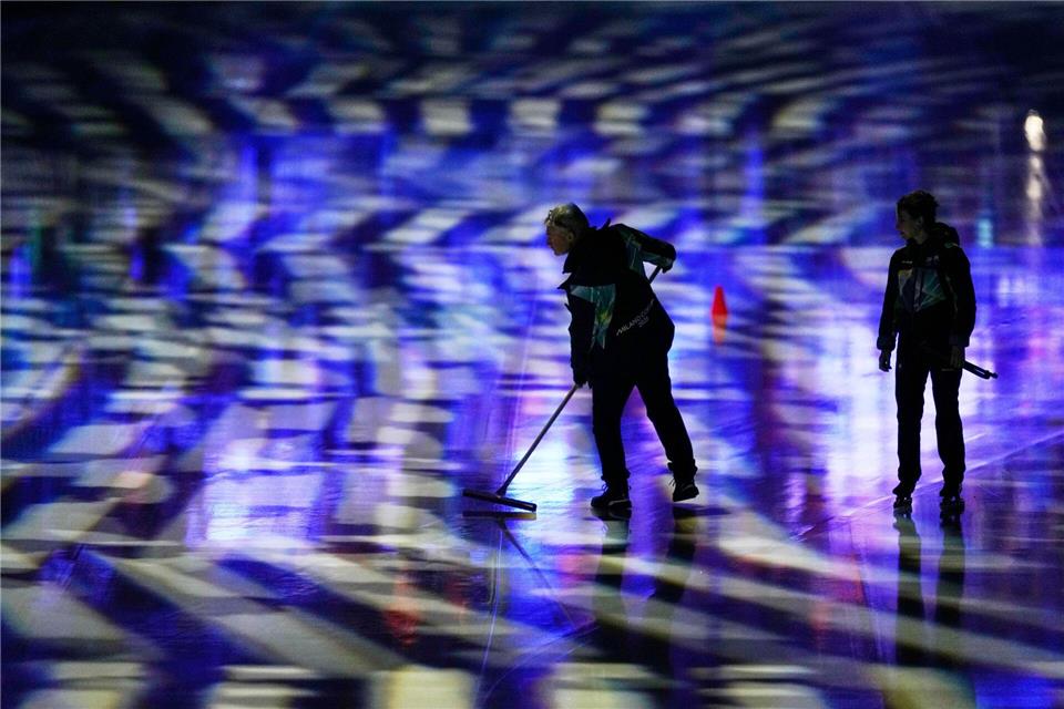 Olympische Winterspiele 2026 - die Eisfläche wird für den Massenstart der Eisschnelllaufrennen vorbereitet.Luca Bruno/AP/dpa