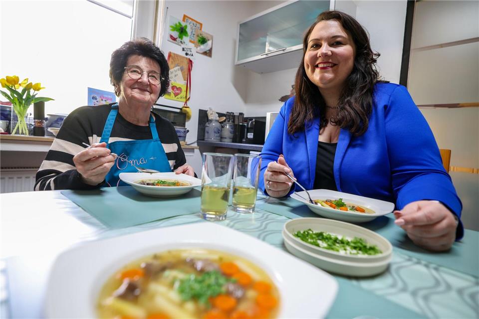 Oma Annemarie und ihre Enkelin Vanessa genießen die gemeinsame Zeit, die sie durch das Video-Projekt miteinander verbringen. Christoph Reichwein/dpa