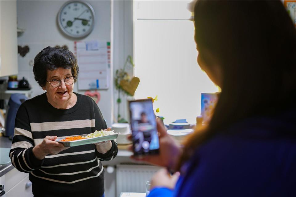 Oma kocht, Vanessa filmt - wie lange die zwei noch Videos machen, hängt ganz davon ab, wie lange Annemarie noch möchte. Christoph Reichwein/dpa