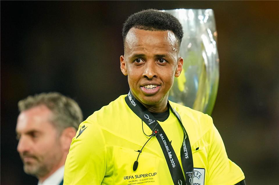 Omar Artan hat sich bei der UEFA für die Nominierung als Schiedsrichter des Supercup-Duells bedankt. Darko Bandic/AP/dpa