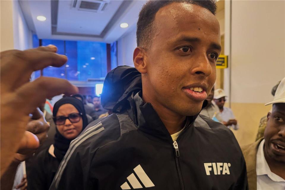 Omar Artan leitet den europäischen Supercup zwischen Paris Saint-Germain und Aston Villa. (Archivbild)Farah Abdi Warsameh/AP/dpa
