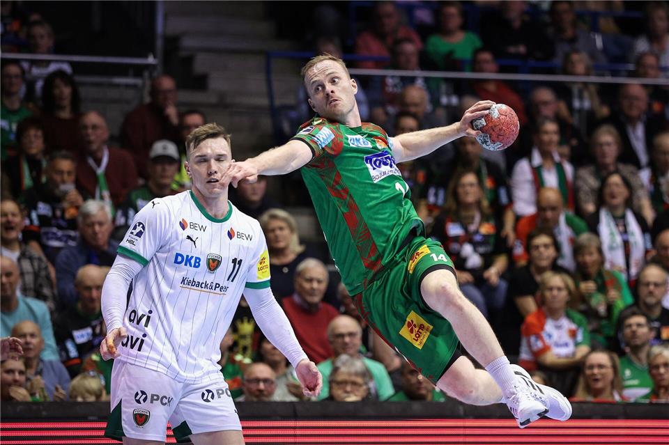 Omar Ingi Magnusson (r) war Magdeburgs bester Werfer gegen Erlangen (Archivbild)Ronny Hartmann/dpa-Zentralbild/dpa
